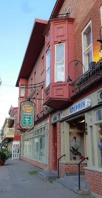 Uniprix Marc Picard et Stéphanie Simard - Pharmacie affiliée